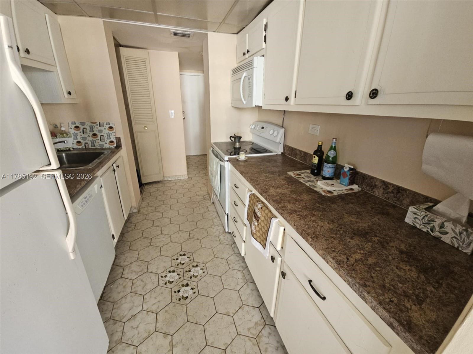 See details 706 1 / 2 943 sq. ft. $ 2025-08-28 0 Photo