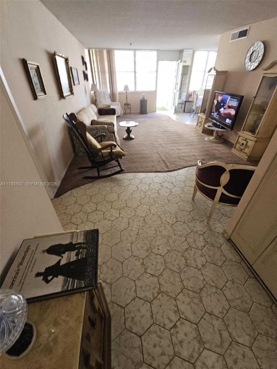 See details 706 1 / 2 943 sq. ft. $ 2025-08-28 0 Photo