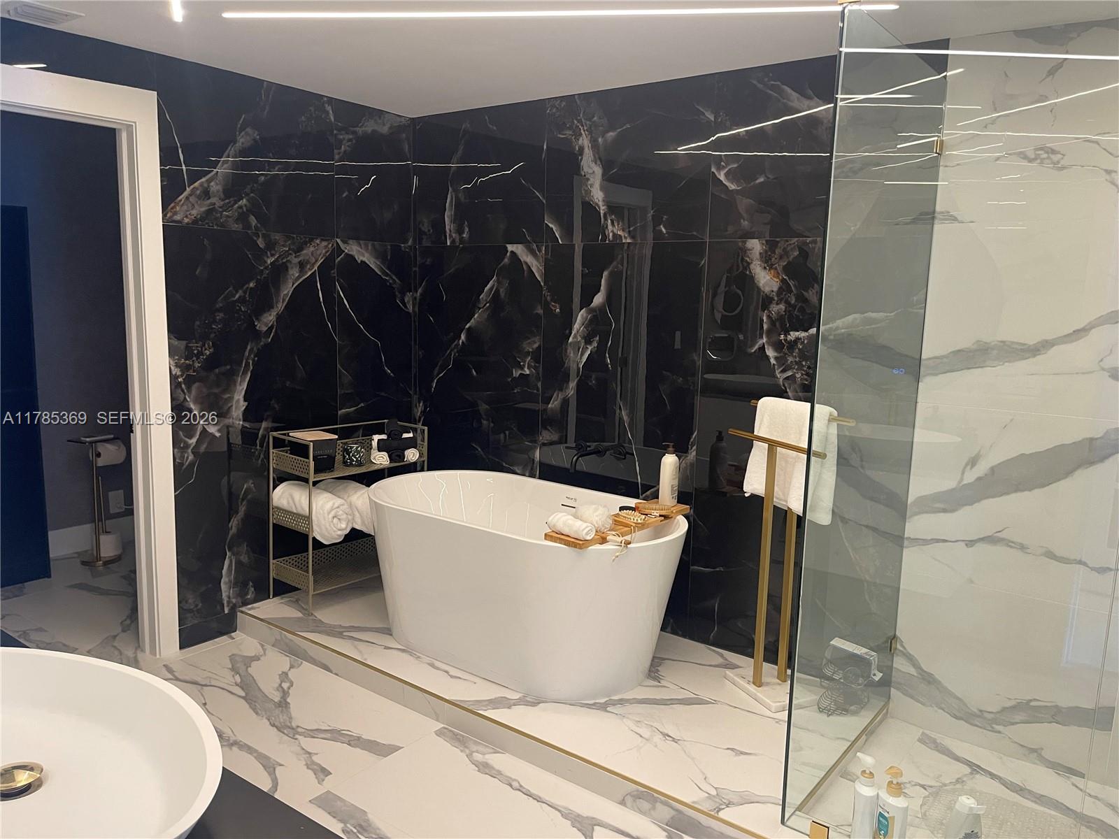 Photo of 3101 Ocean Dr  #1707, Hollywood, Florida, 33019 - Master Bathroom