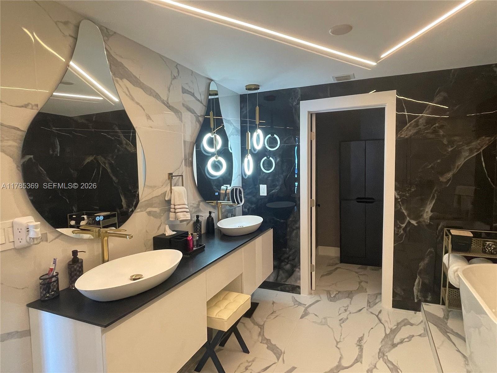 Photo of 3101 Ocean Dr  #1707, Hollywood, Florida, 33019 - Master Bathroom