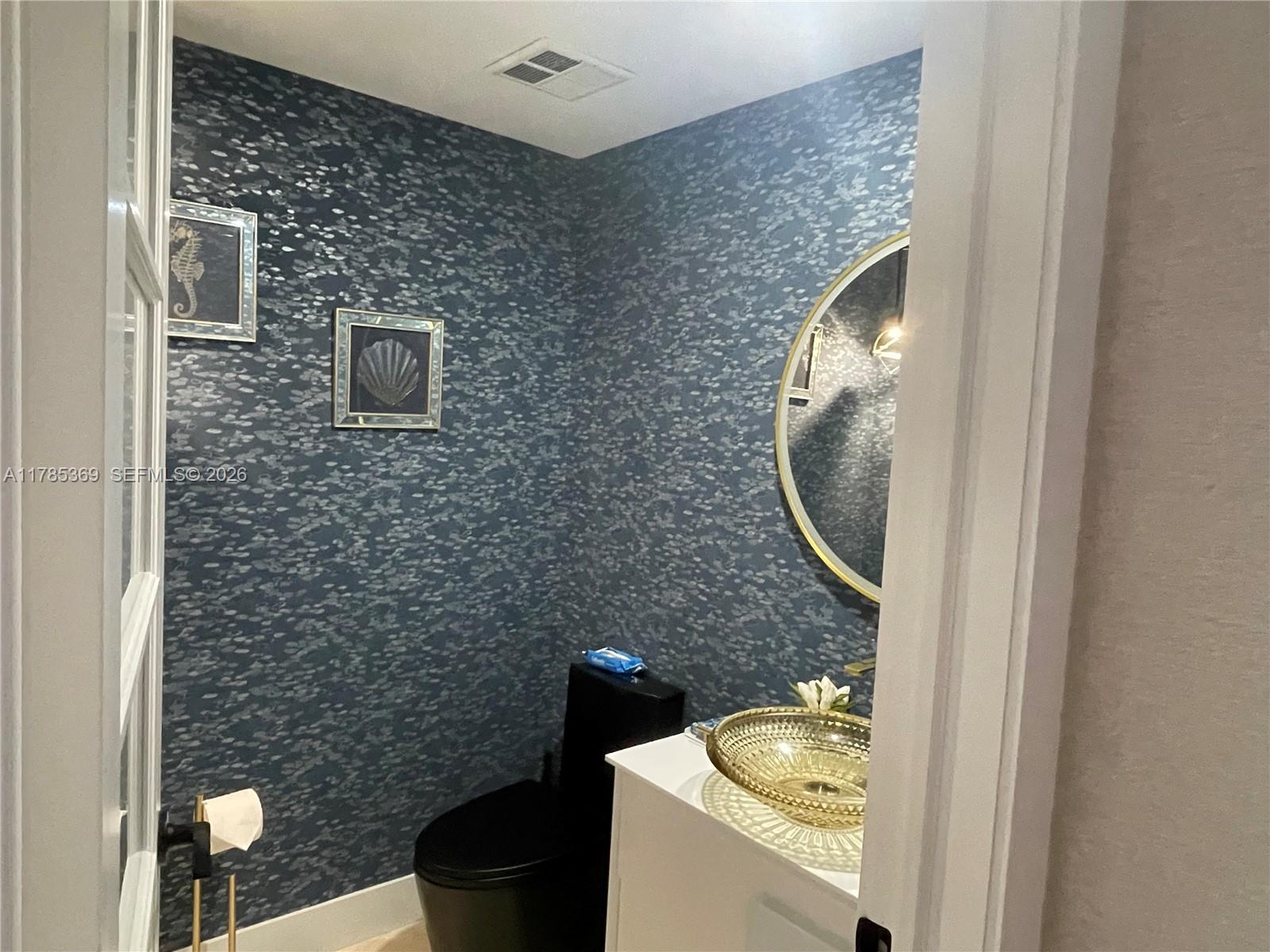 Photo of 3101 Ocean Dr  #1707, Hollywood, Florida, 33019 - Guest Bathroom