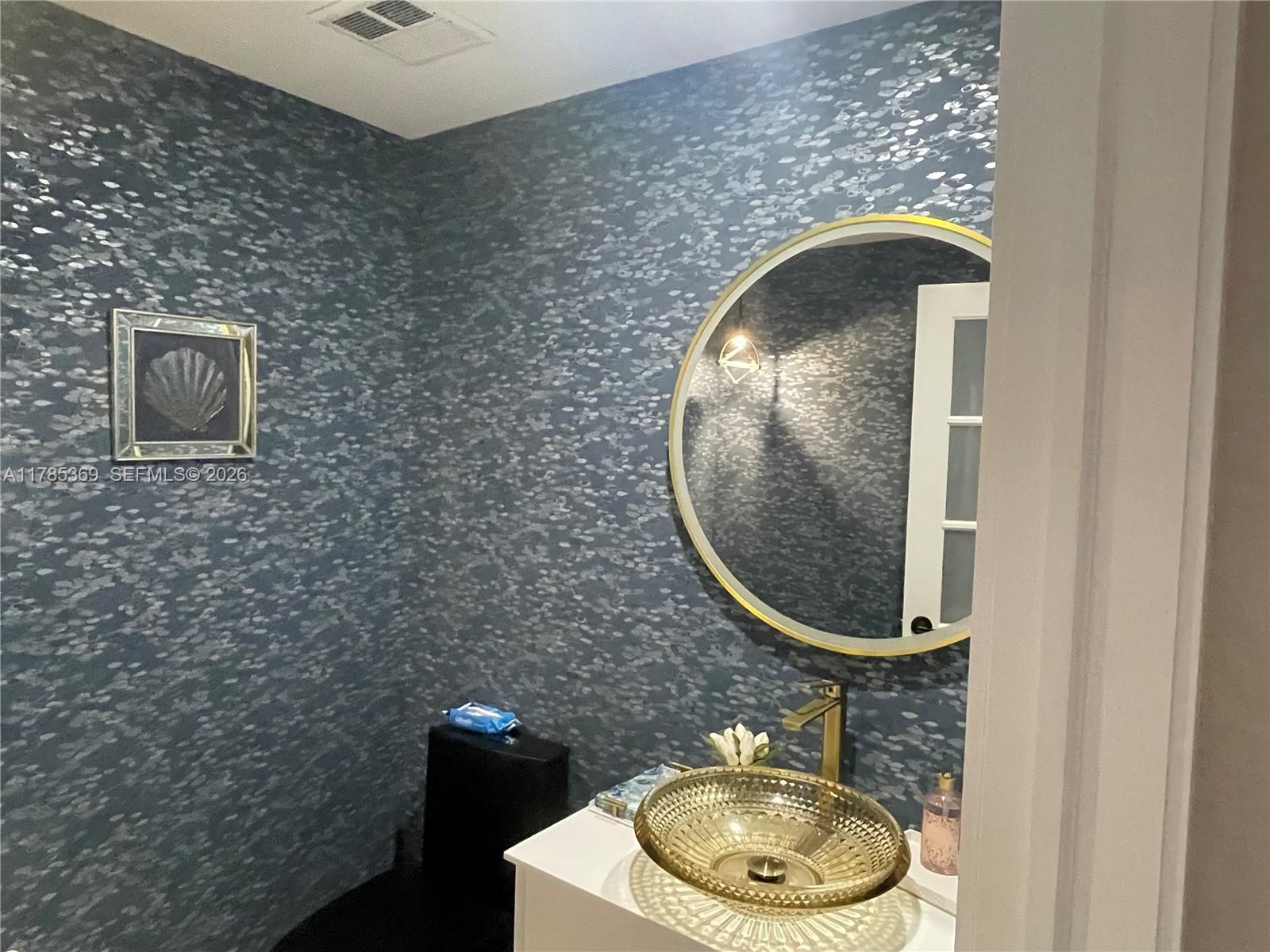 Photo of 3101 Ocean Dr  #1707, Hollywood, Florida, 33019 - Guest Bathroom