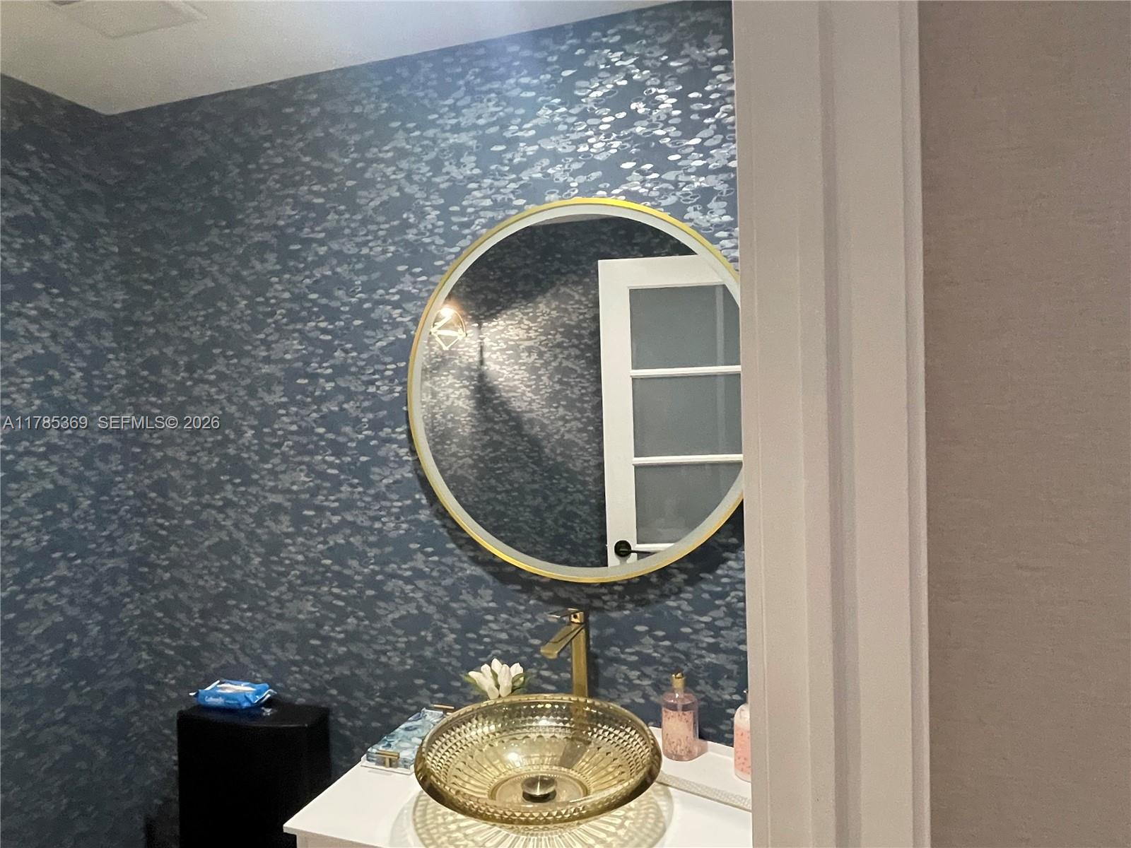 Photo of 3101 Ocean Dr  #1707, Hollywood, Florida, 33019 - Guest Bathrooms