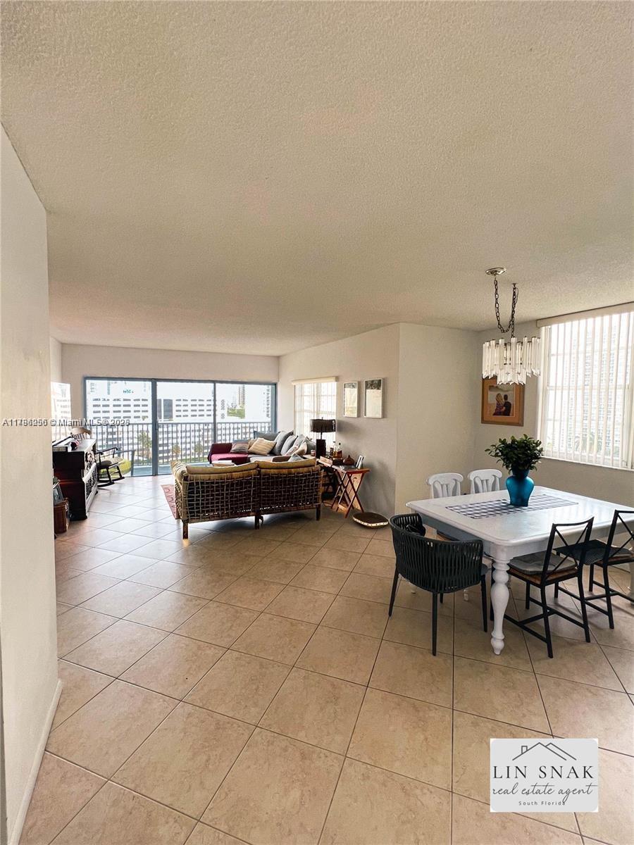 Ver detalles 915 2 / 2 1220 sq. ft. $ 2025-04-17 0 foto