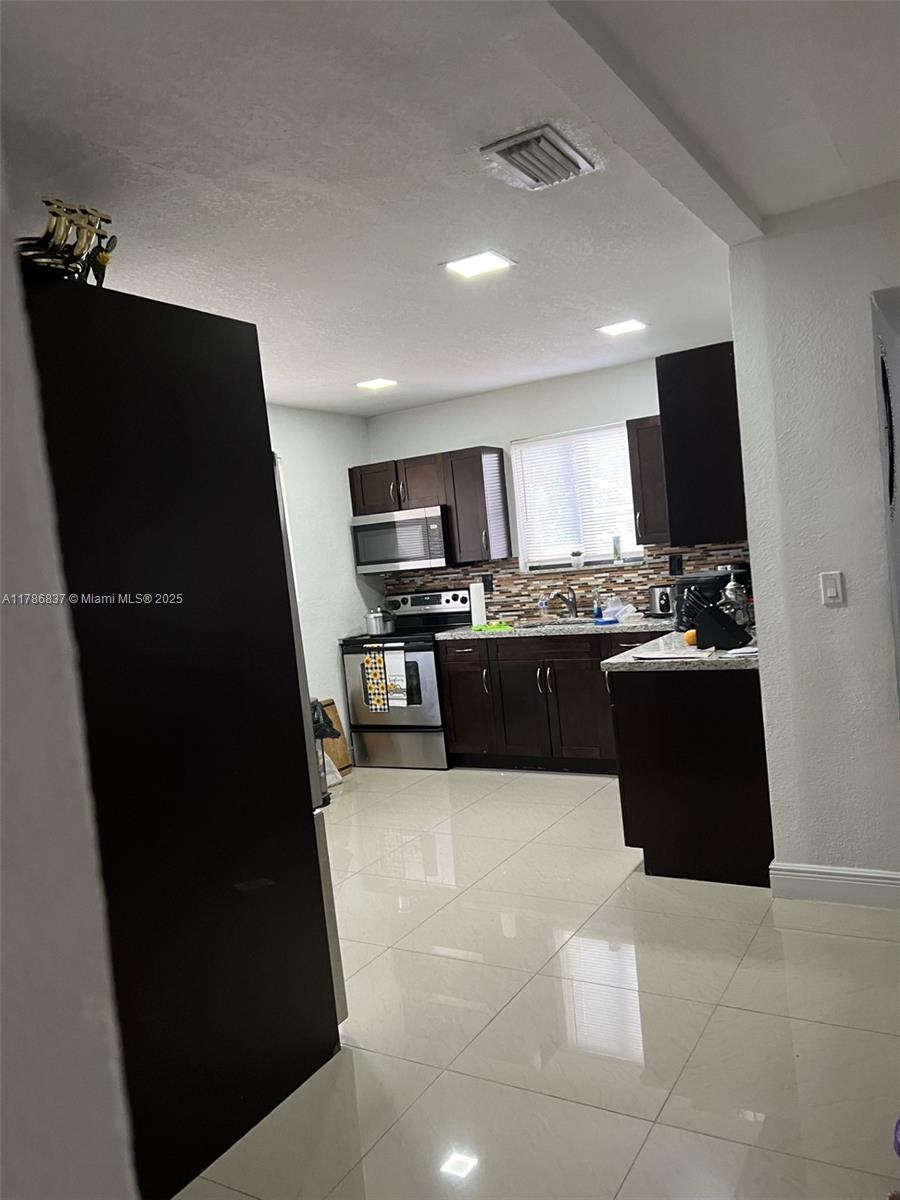 See details / 2490 sq. ft. $ 2025-08-11 0 Photo