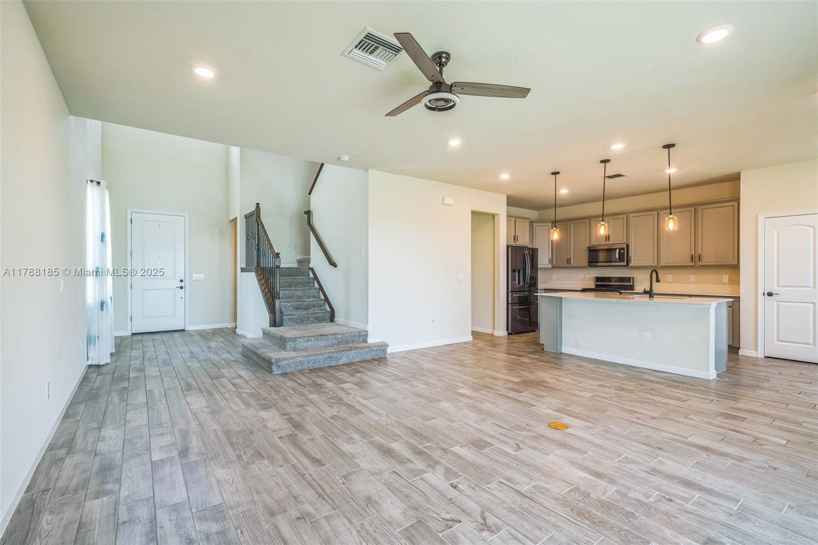10484 3 / 3 2444 sq. ft. $ 2025-09-12 0 Photo