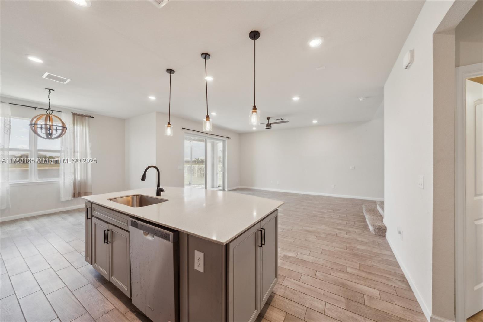 10484 3 / 3 2444 sq. ft. $ 2025-09-12 0 Photo