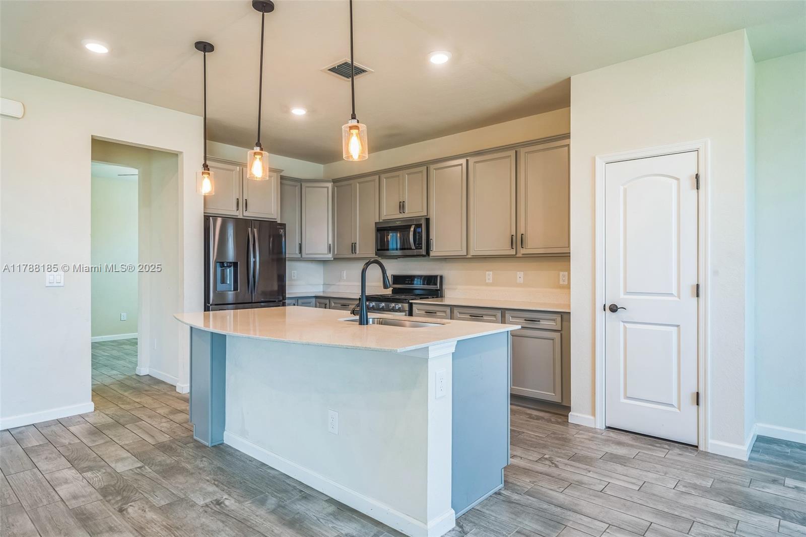 10484 3 / 3 2444 sq. ft. $ 2025-09-12 0 Photo