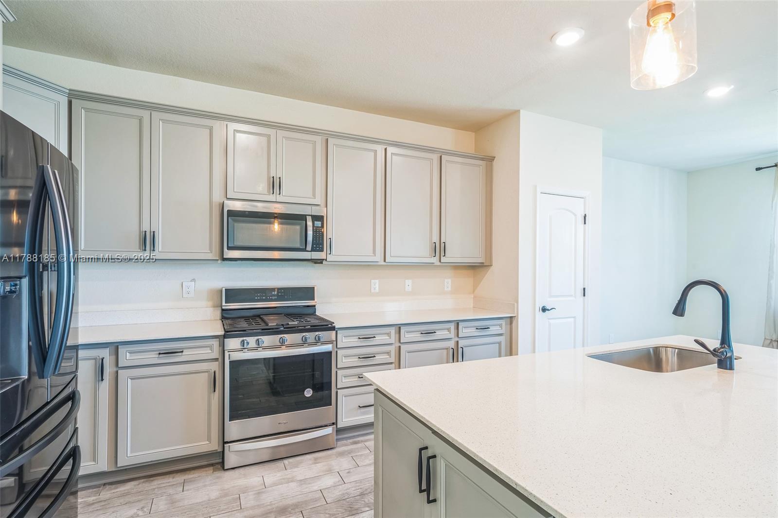 10484 3 / 3 2444 sq. ft. $ 2025-09-12 0 Photo