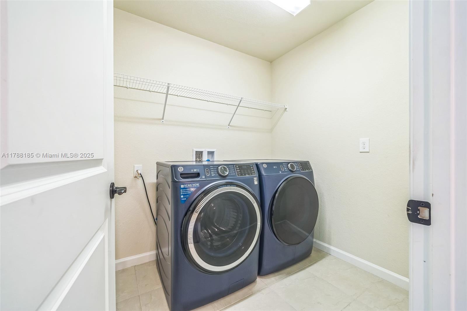 10484 3 / 3 2444 sq. ft. $ 2025-09-12 0 Photo