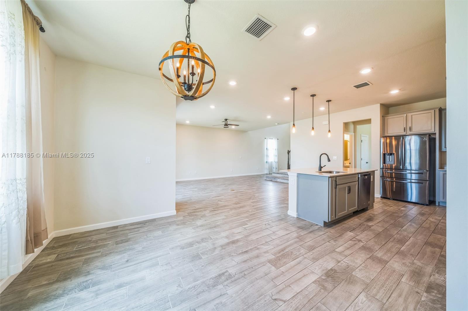 10484 3 / 3 2444 sq. ft. $ 2025-09-12 0 Photo