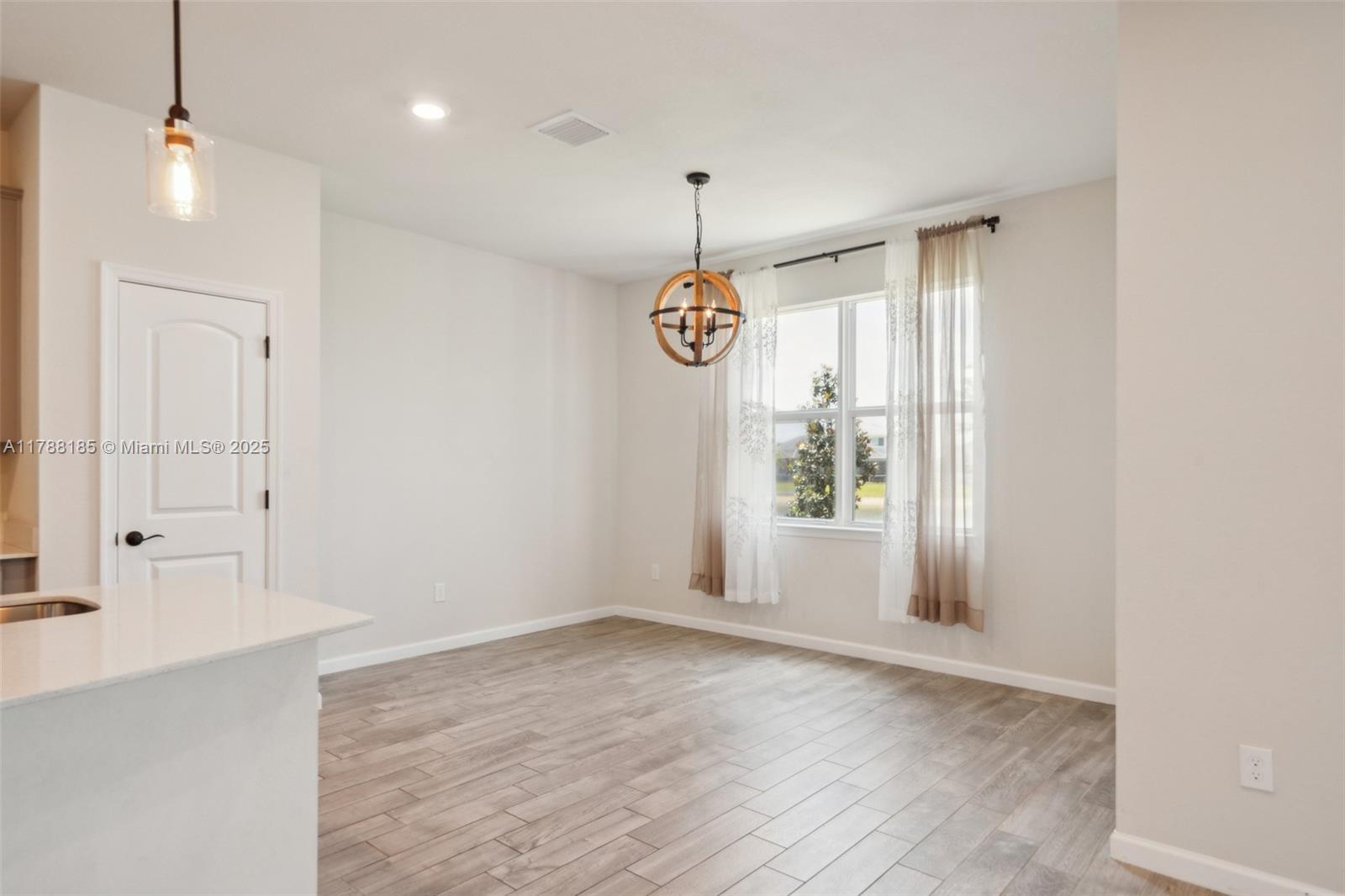 10484 3 / 3 2444 sq. ft. $ 2025-09-12 0 Photo