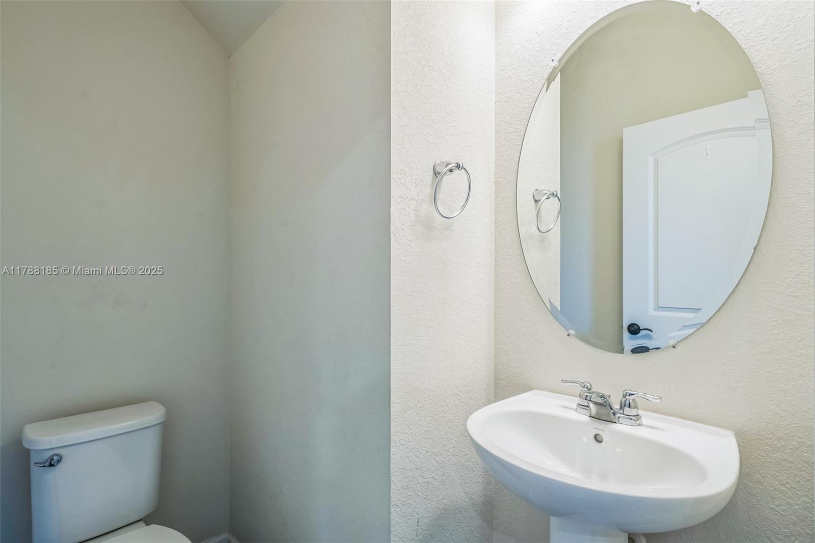 10484 3 / 3 2444 sq. ft. $ 2025-09-12 0 Photo