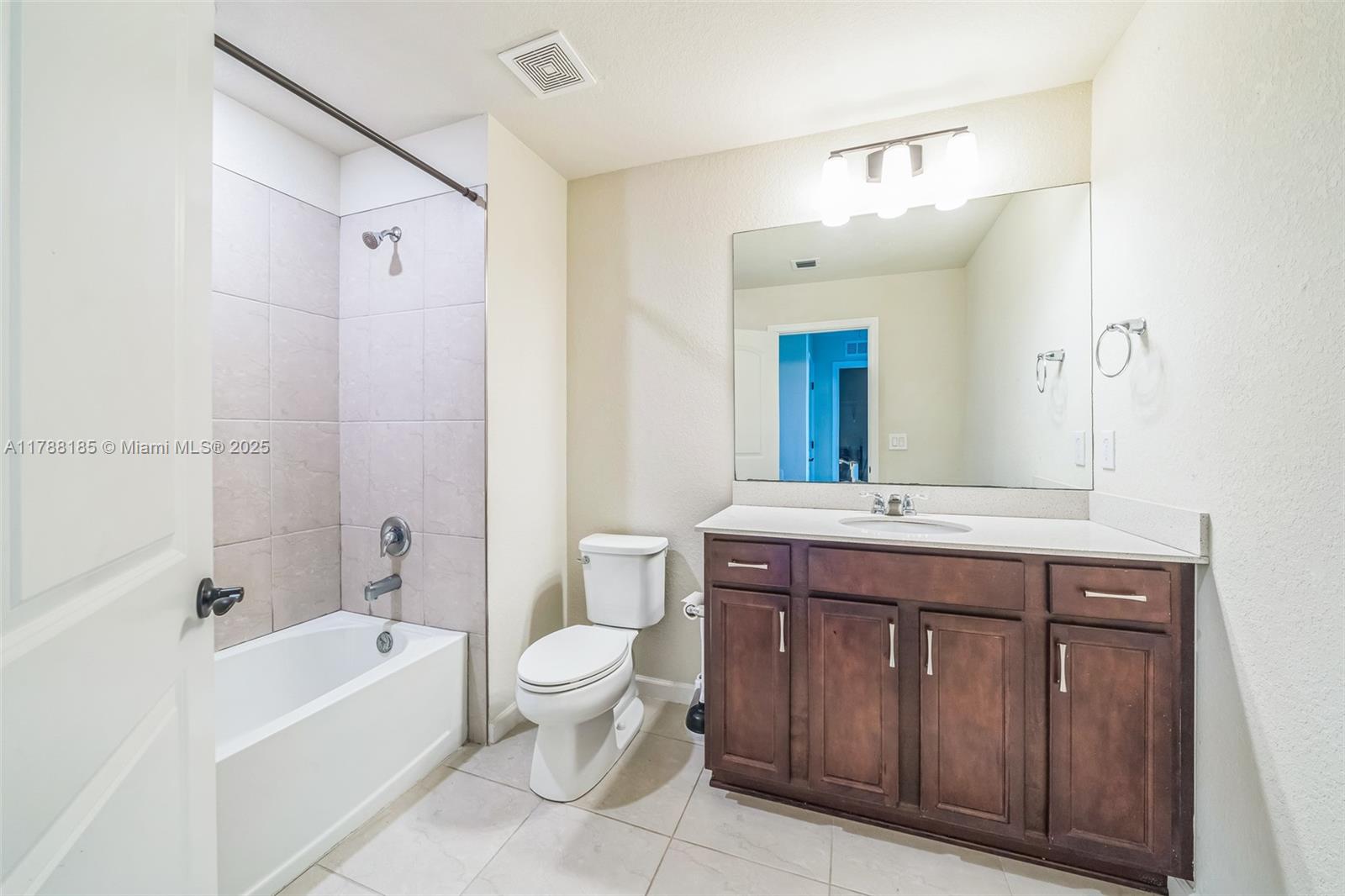 10484 3 / 3 2444 sq. ft. $ 2025-09-12 0 Photo