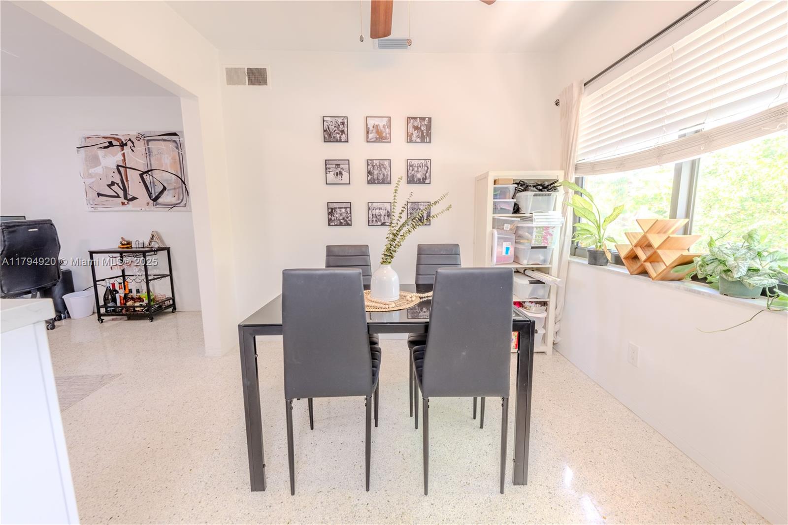   /  2776 sq. ft. $ 2025-05-01 0 foto