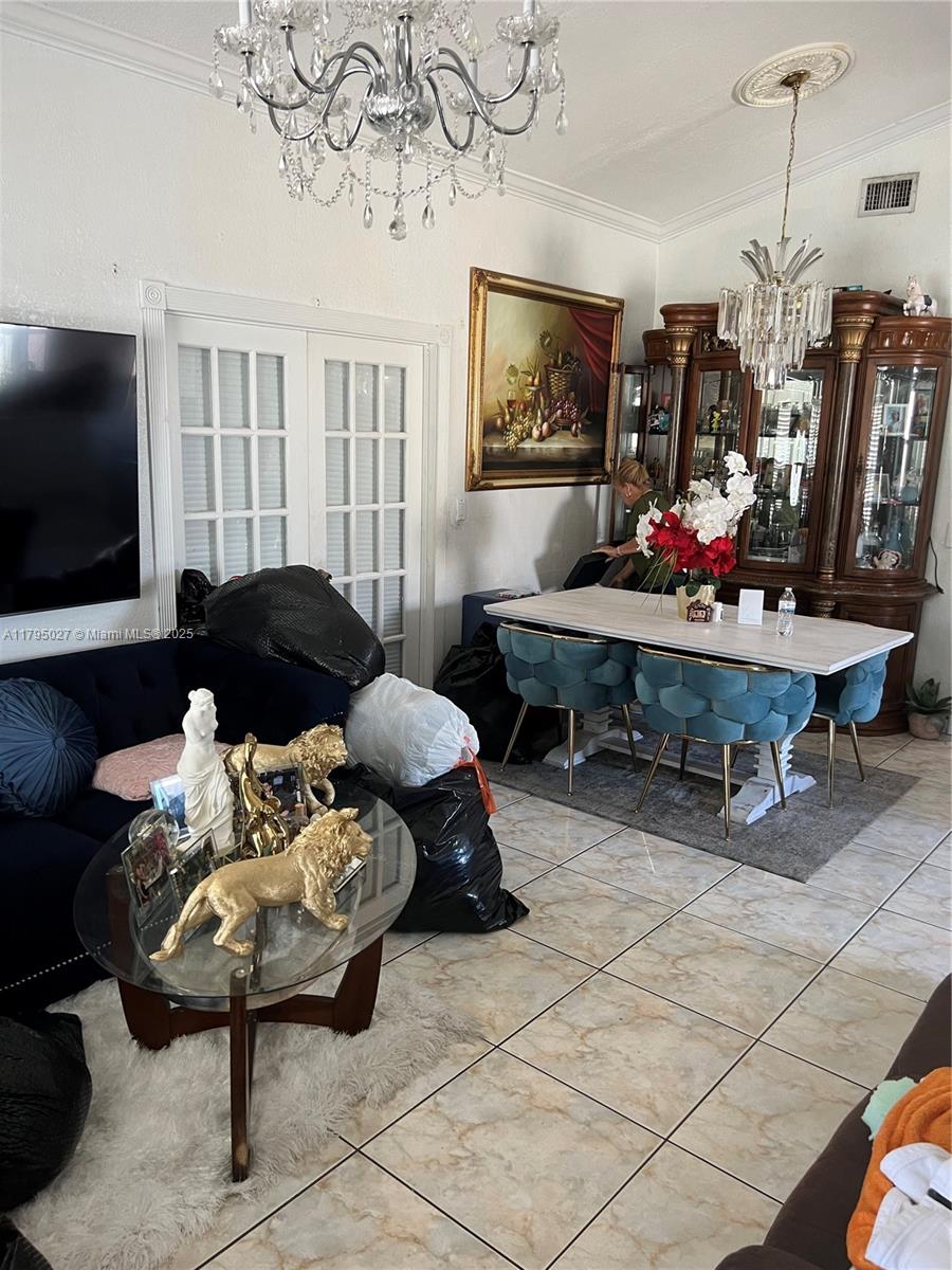 240 3 / 2 1940 sq. ft. $ 2025-11-19 0 Photo