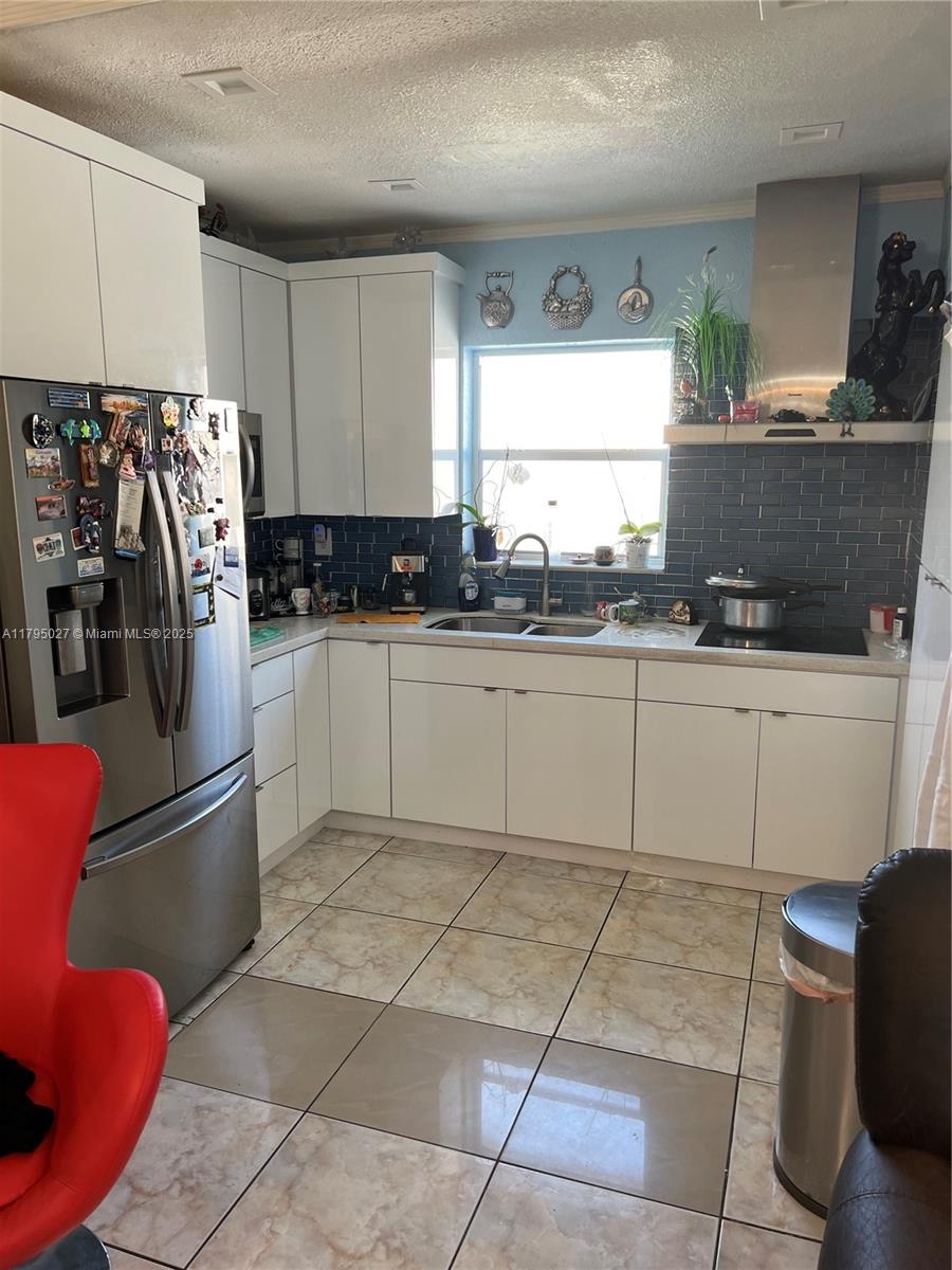 240 3 / 2 1940 sq. ft. $ 2025-11-19 0 Photo