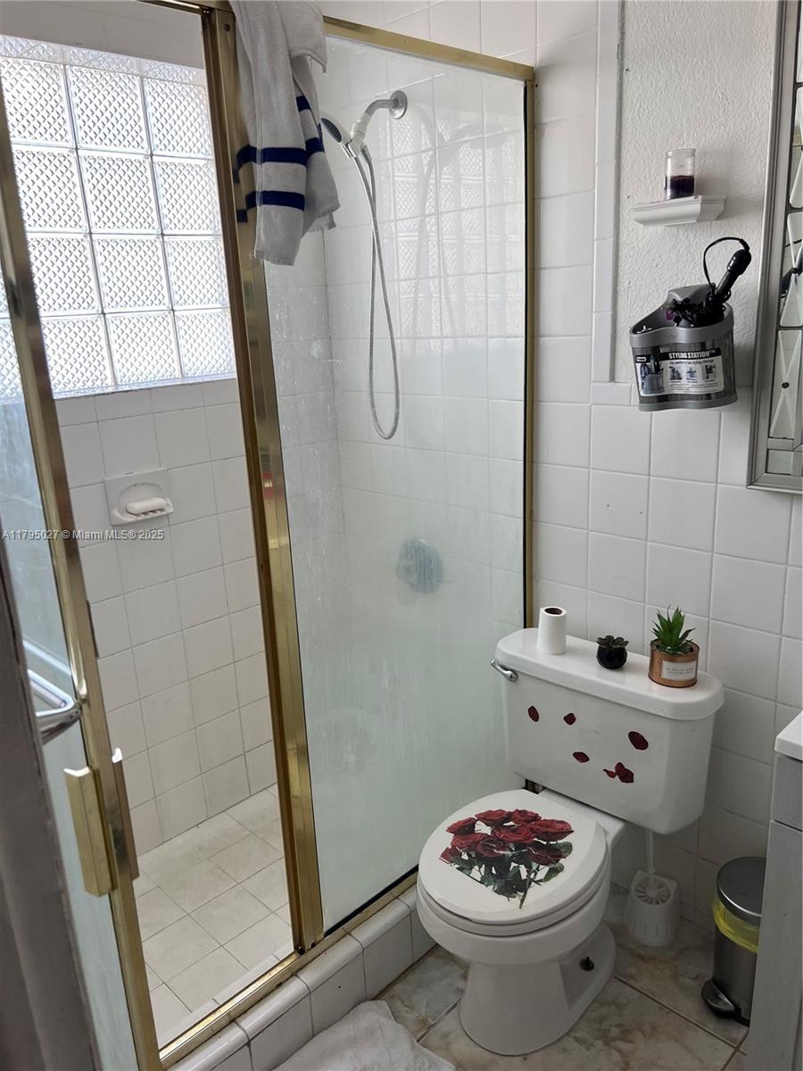 240 3 / 2 1940 sq. ft. $ 2025-11-19 0 Photo