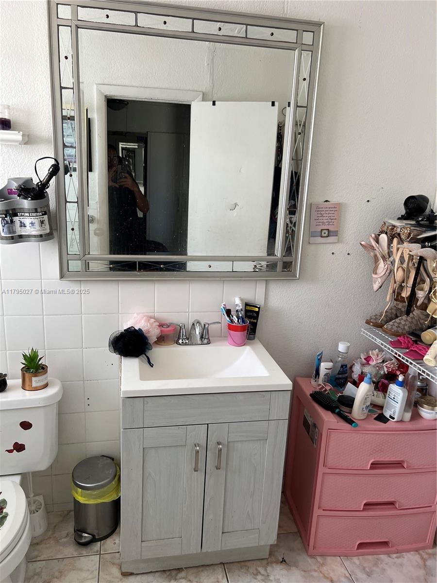 240 3 / 2 1940 sq. ft. $ 2025-11-19 0 Photo