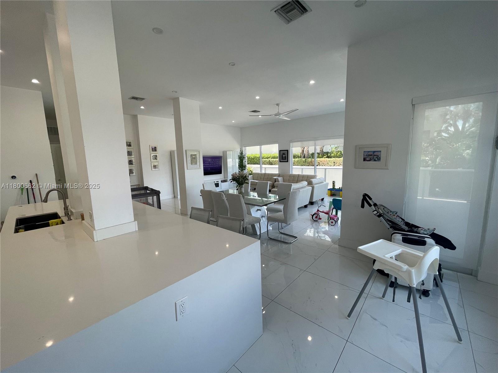 Photo of 2751 Ocean Dr  #208N, Hollywood, Florida, 33019 - Second bedroom bathroom