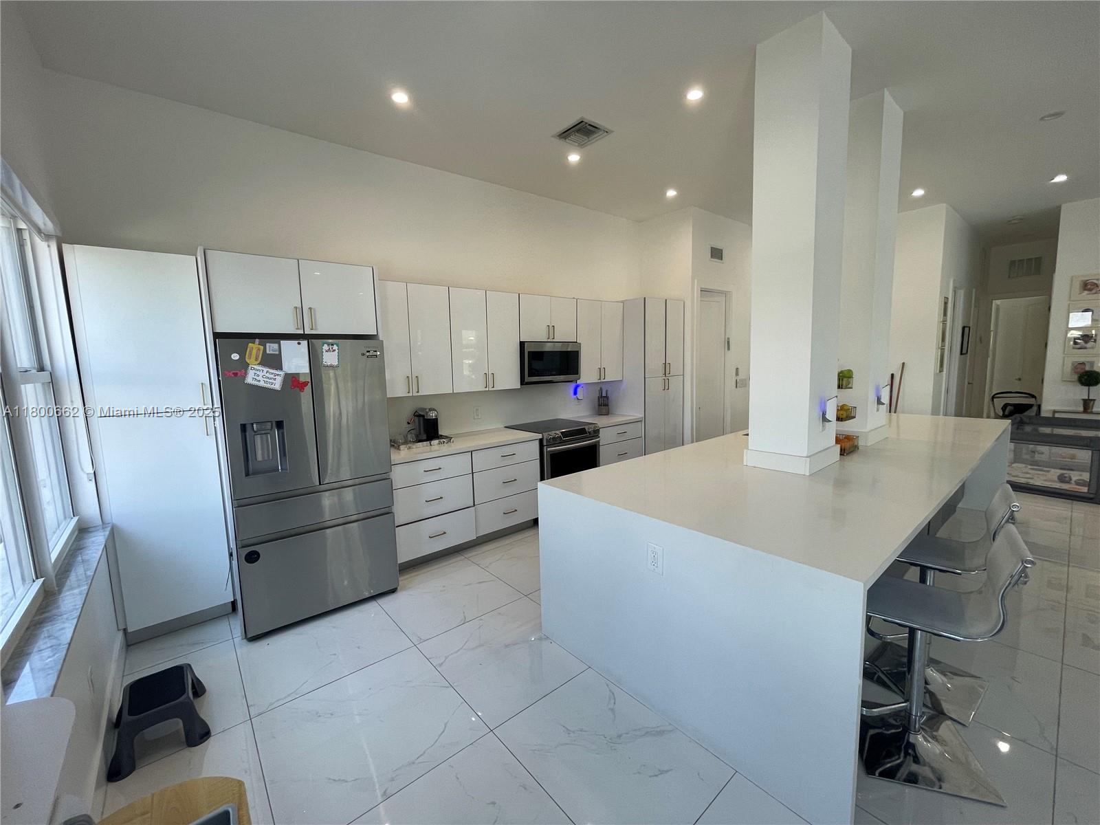 Photo of 2751 Ocean Dr  #208N, Hollywood, Florida, 33019 - Master bedroom bathroom