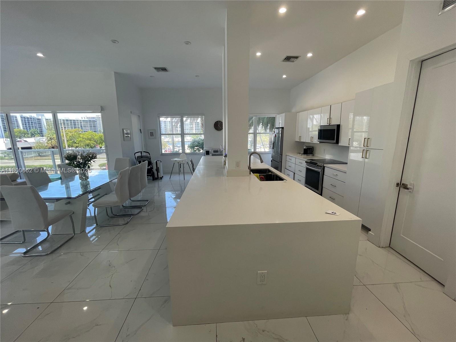 Photo of 2751 Ocean Dr  #208N, Hollywood, Florida, 33019 - Master bedroom