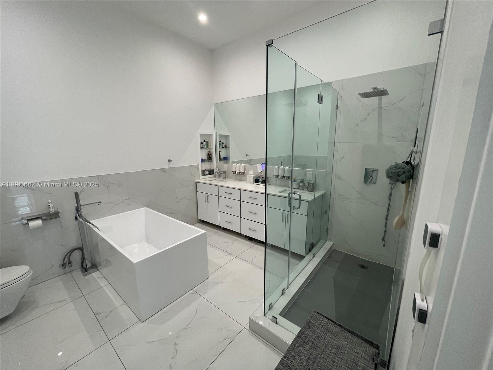 Photo of 2751 Ocean Dr  #208N, Hollywood, Florida, 33019 - 