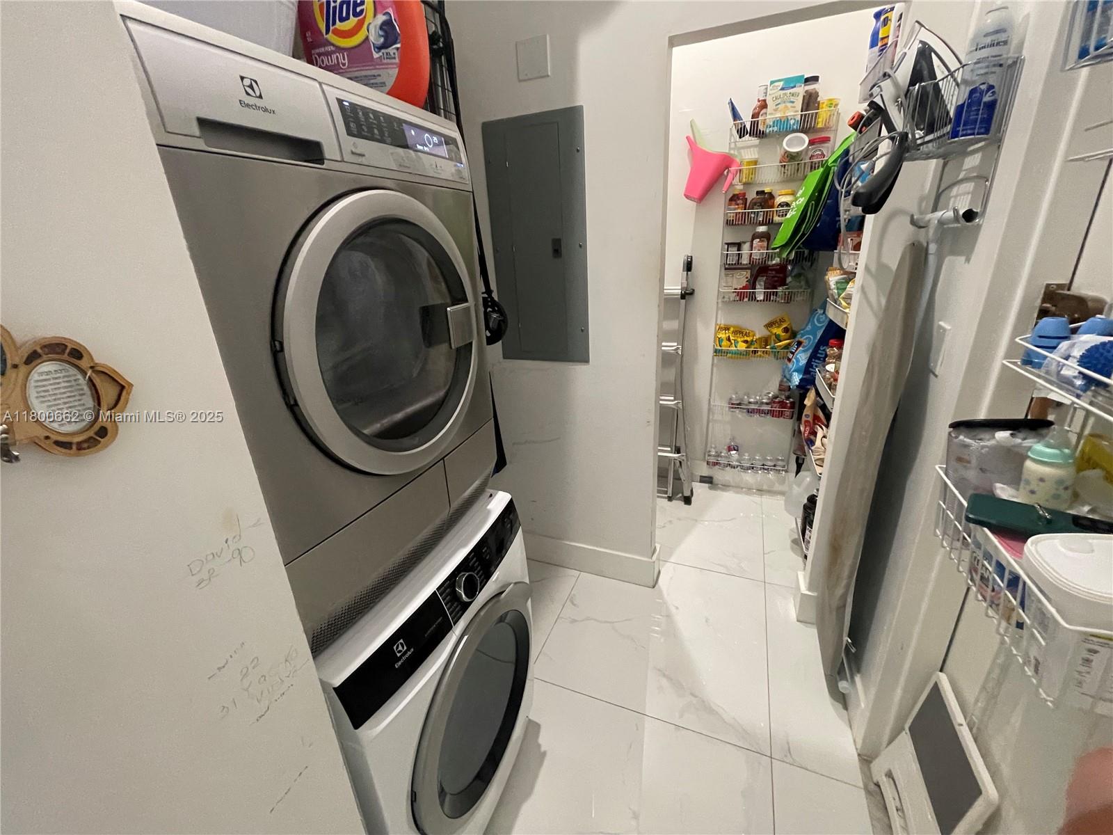 Photo of 2751 Ocean Dr  #208N, Hollywood, Florida, 33019 - Second bedroom bathroom