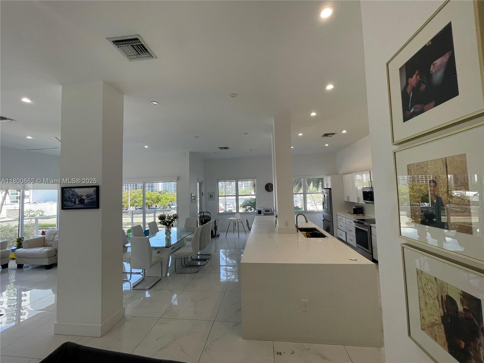 Photo of 2751 Ocean Dr  #208N, Hollywood, Florida, 33019 - Second bedroom bathroom