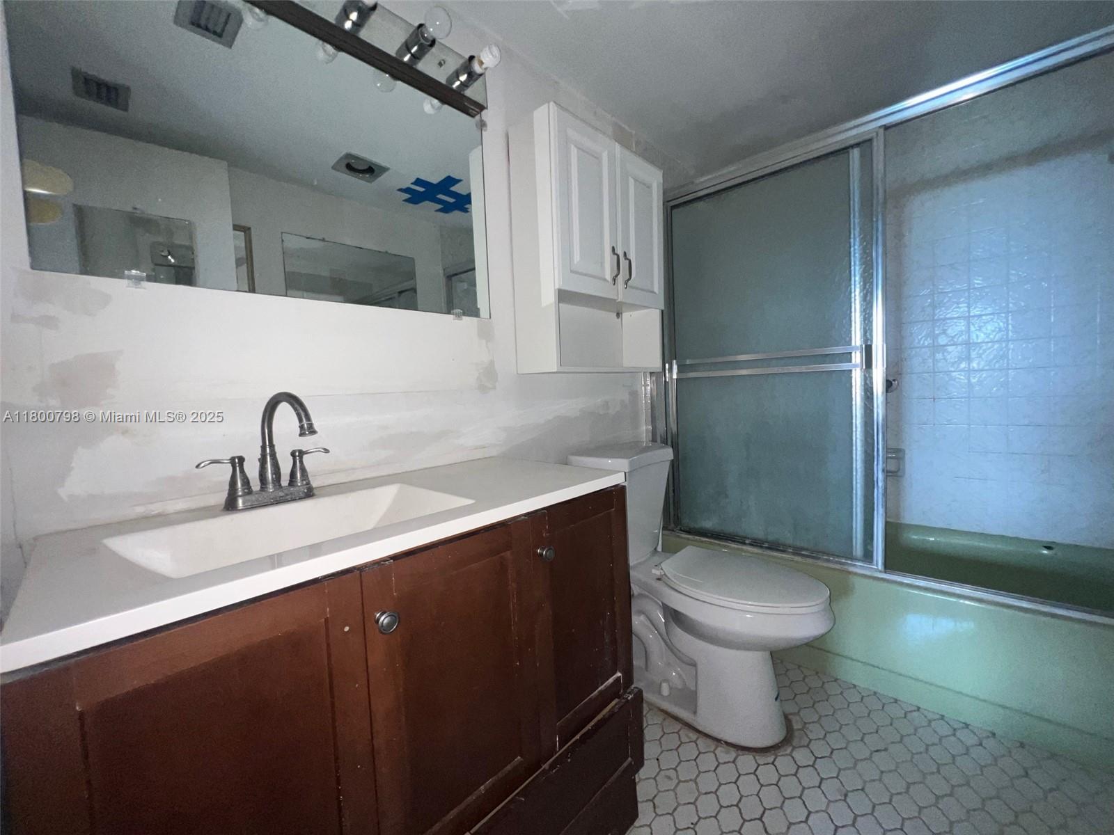 See details 810 1 / 1 875 sq. ft. $ 2025-08-19 0 Photo