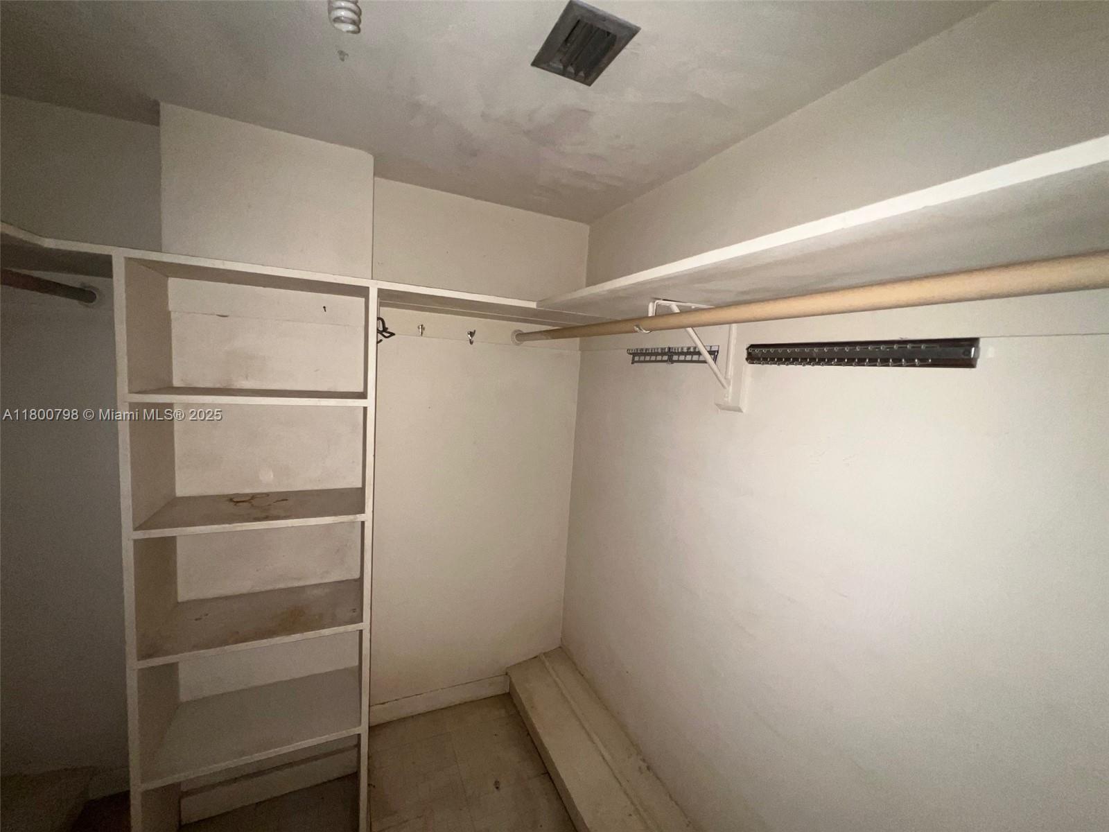 See details 810 1 / 1 875 sq. ft. $ 2025-08-19 0 Photo