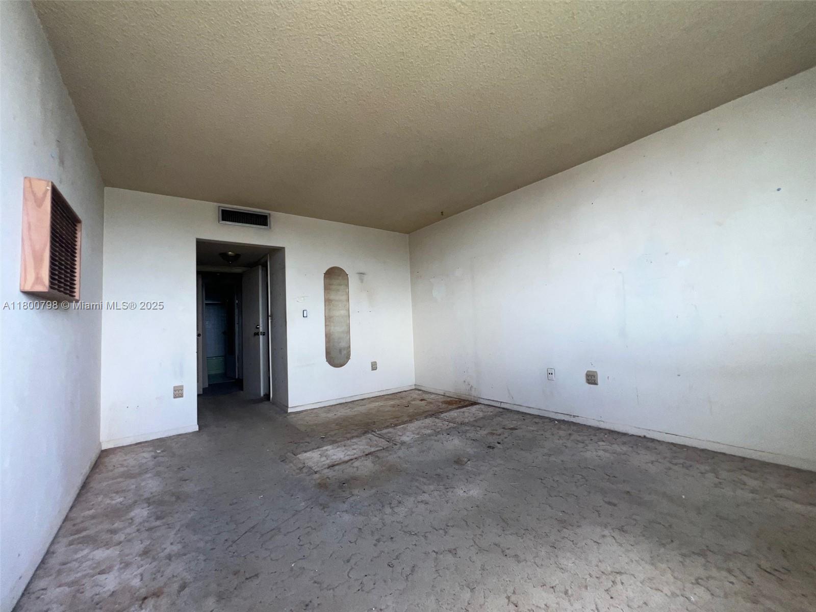See details 810 1 / 1 875 sq. ft. $ 2025-08-19 0 Photo