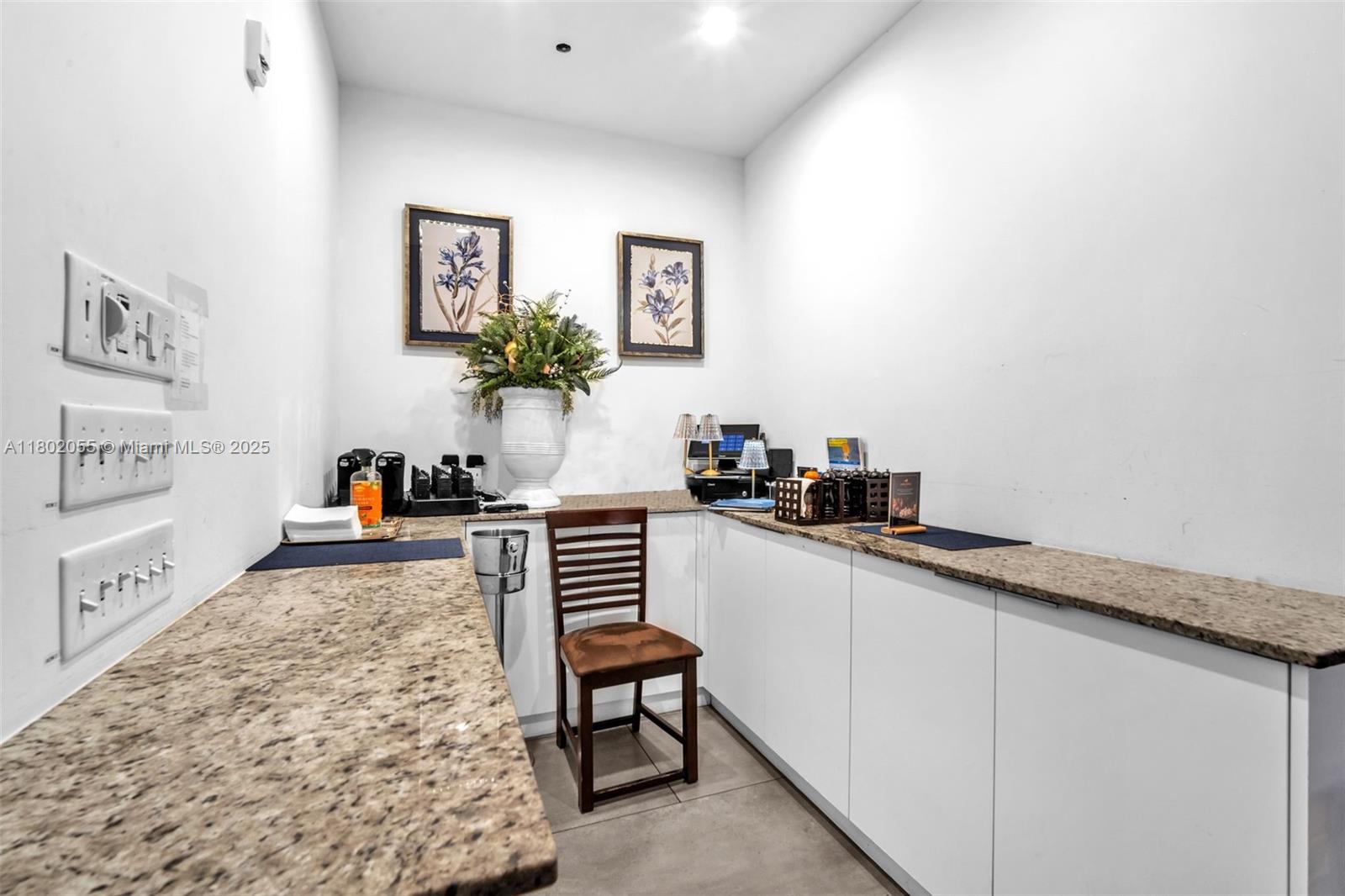   /   sq. ft. $ 2025-10-01 0 foto