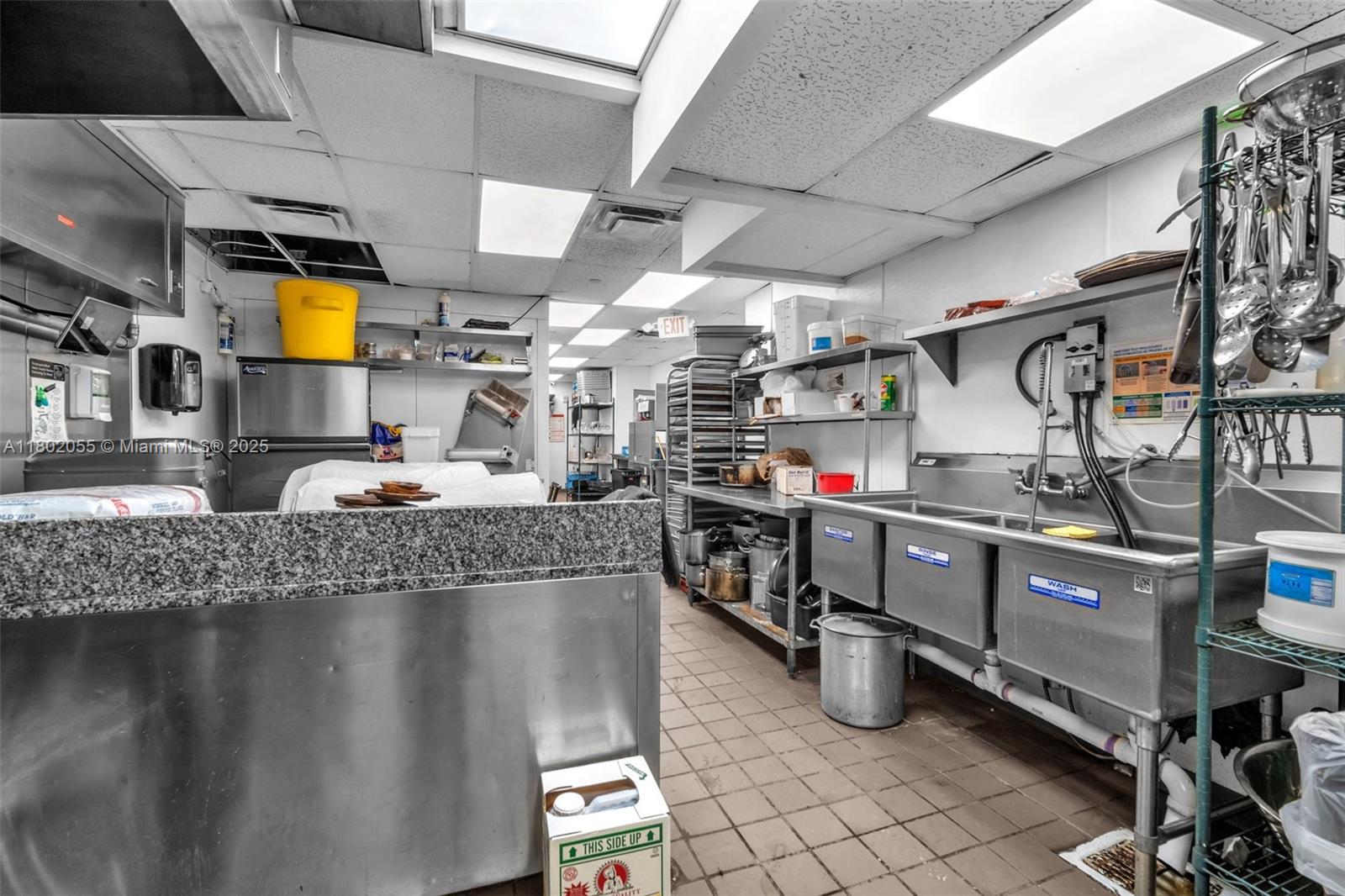   /   sq. ft. $ 2025-10-01 0 foto