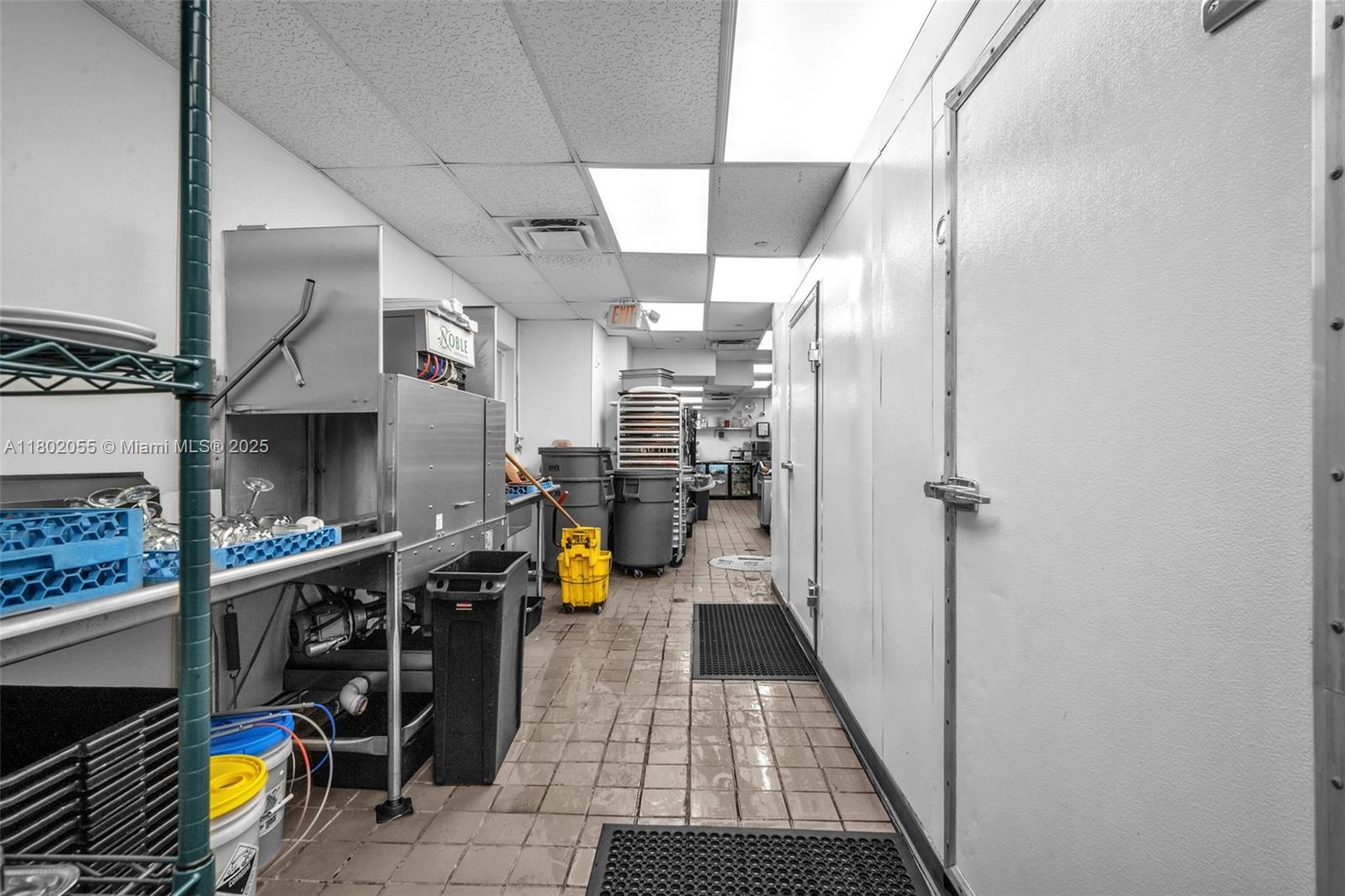   /   sq. ft. $ 2025-10-01 0 foto