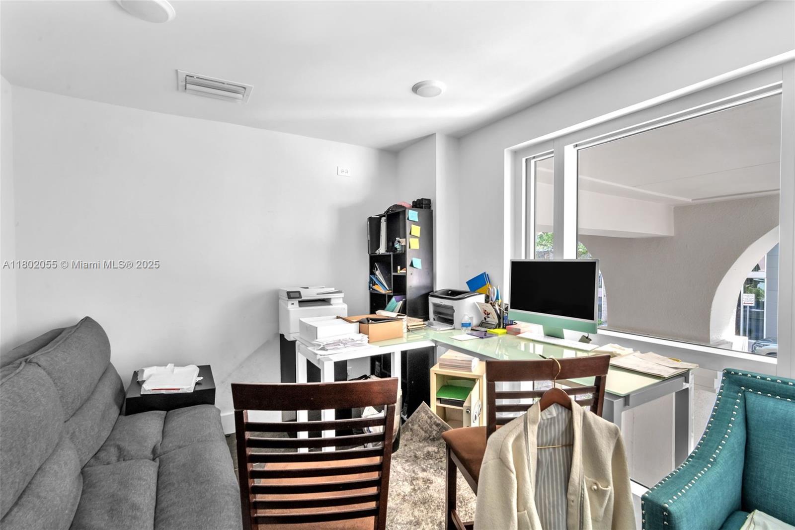   /   sq. ft. $ 2025-10-01 0 foto