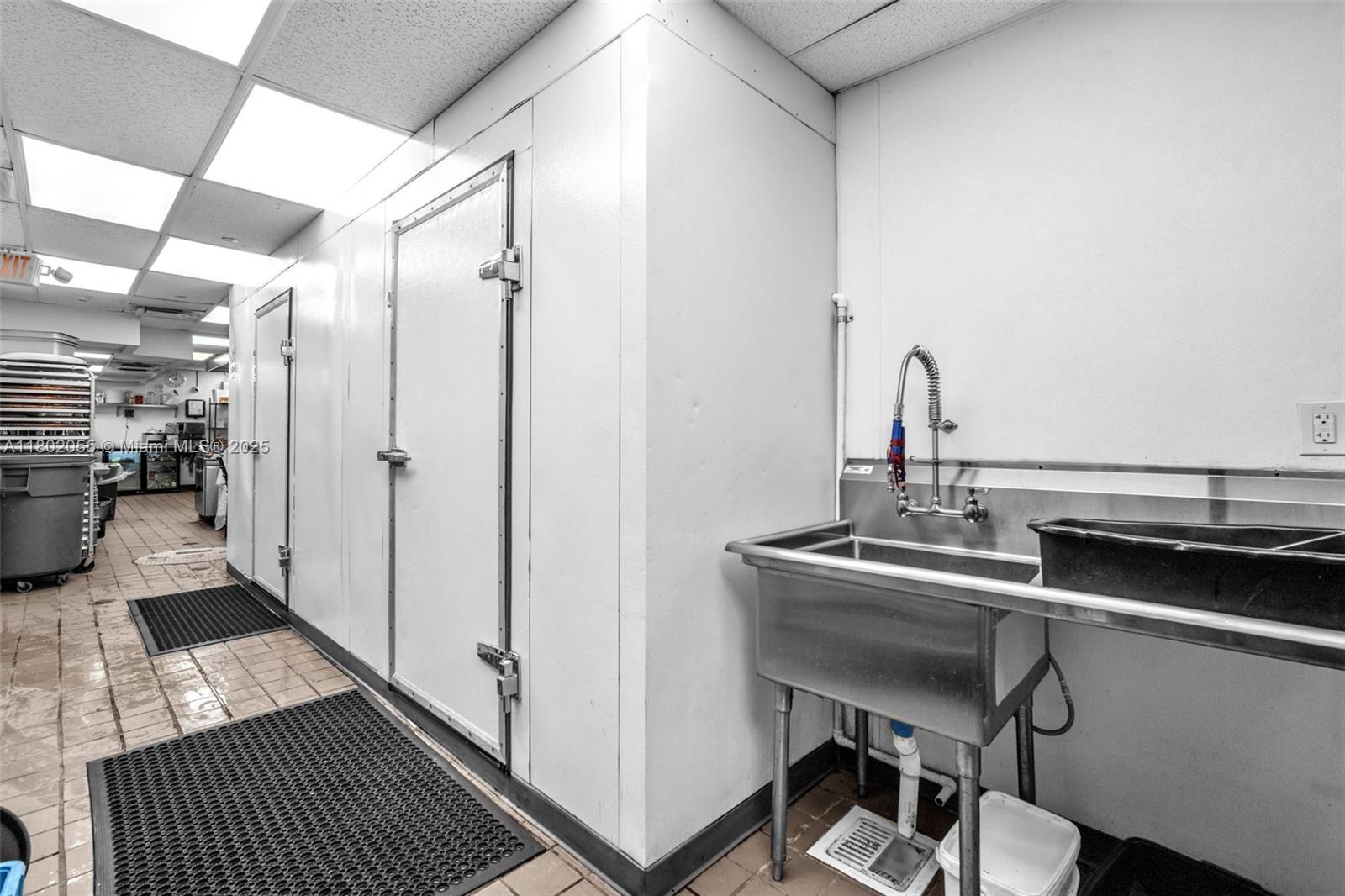   /   sq. ft. $ 2025-10-01 0 foto