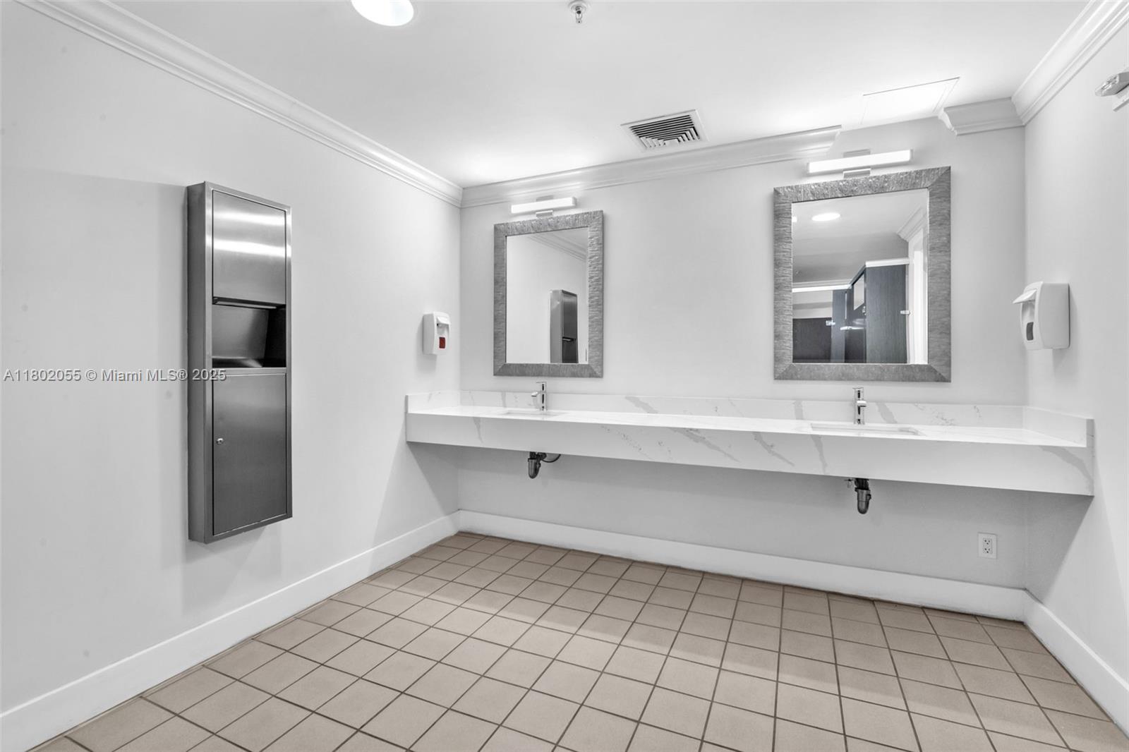   /   sq. ft. $ 2025-10-01 0 foto