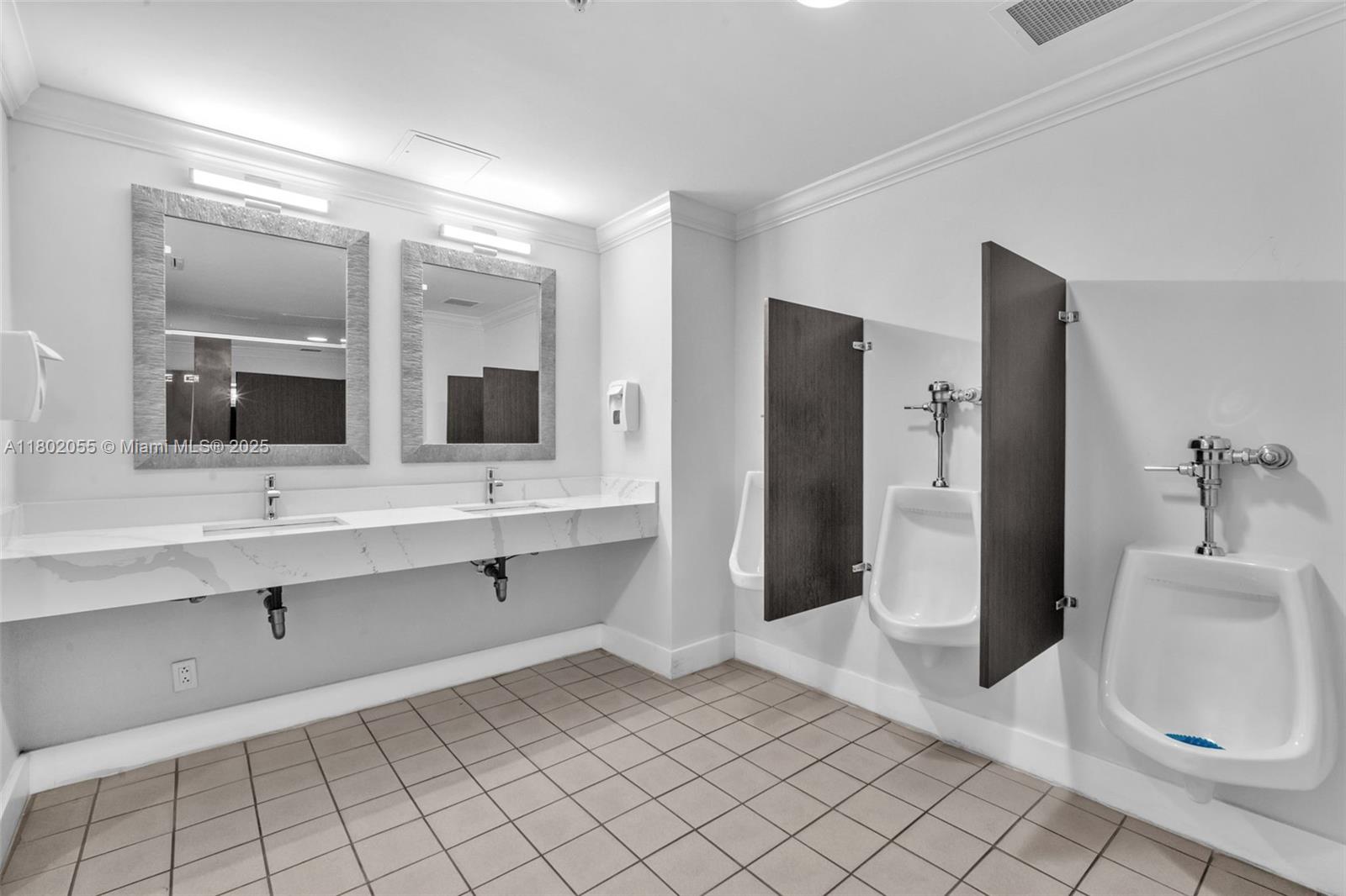   /   sq. ft. $ 2025-10-01 0 foto