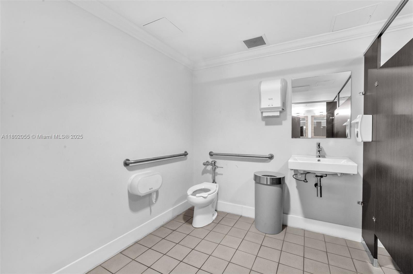   /   sq. ft. $ 2025-10-01 0 foto