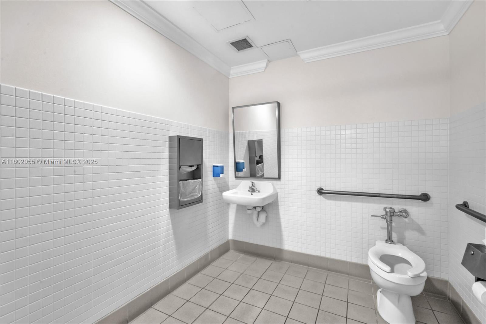   /   sq. ft. $ 2025-10-01 0 foto