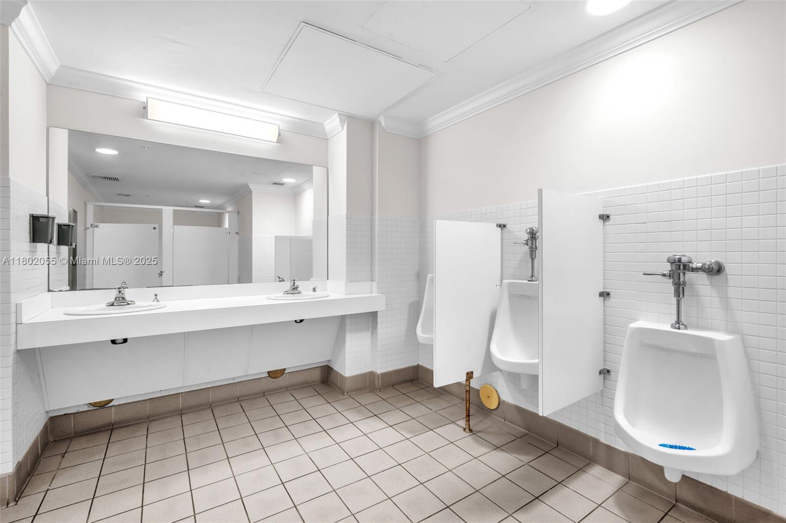   /   sq. ft. $ 2025-10-01 0 foto