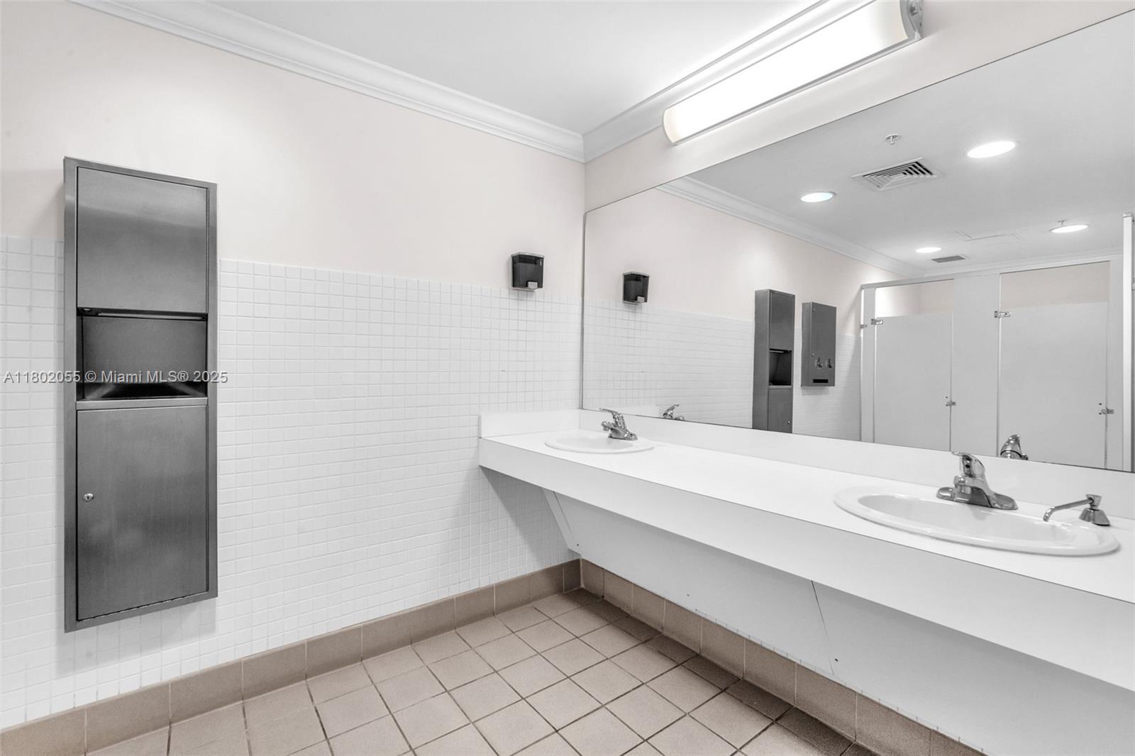   /   sq. ft. $ 2025-10-01 0 foto