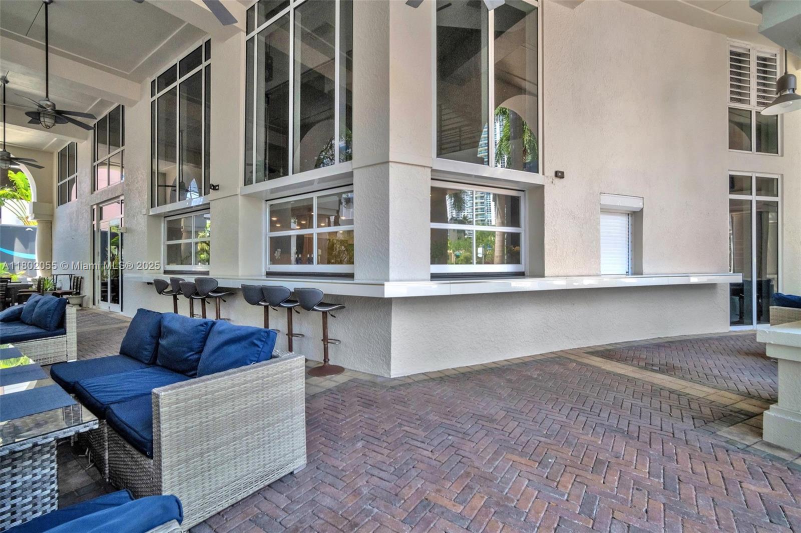   /   sq. ft. $ 2025-10-01 0 foto