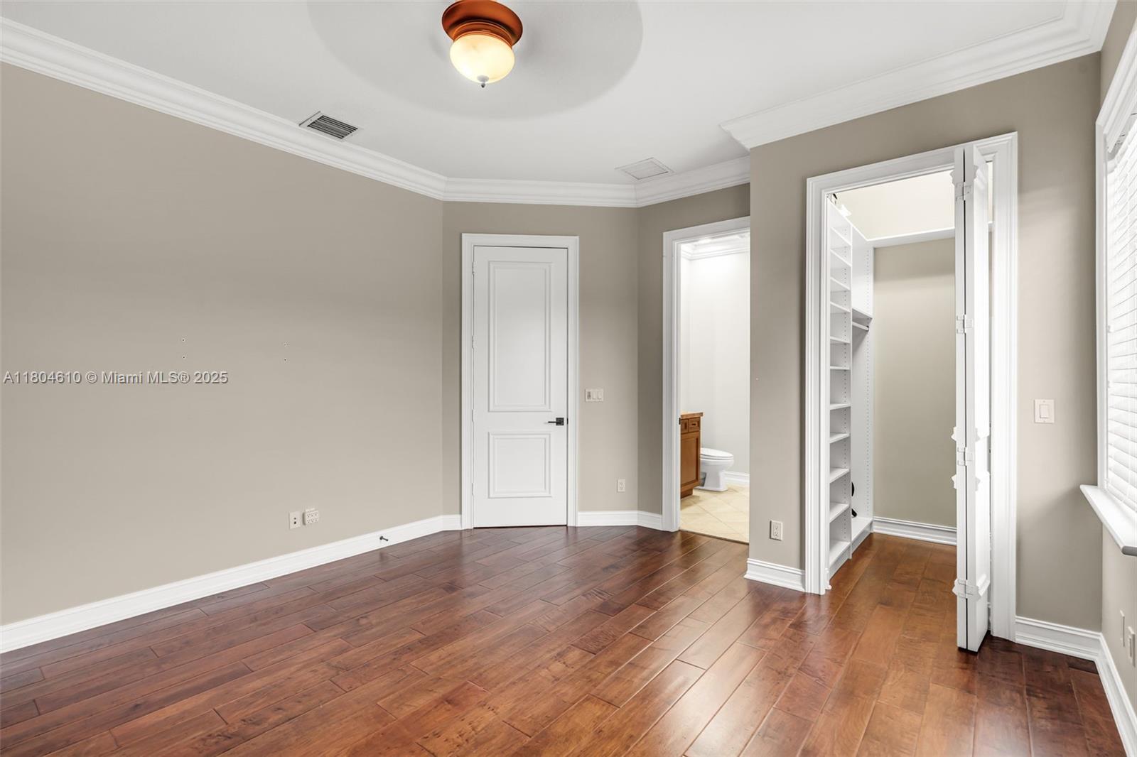 Ver detalles 10291 5 / 7 4452 sq. ft. $ 2025-07-18 0 foto