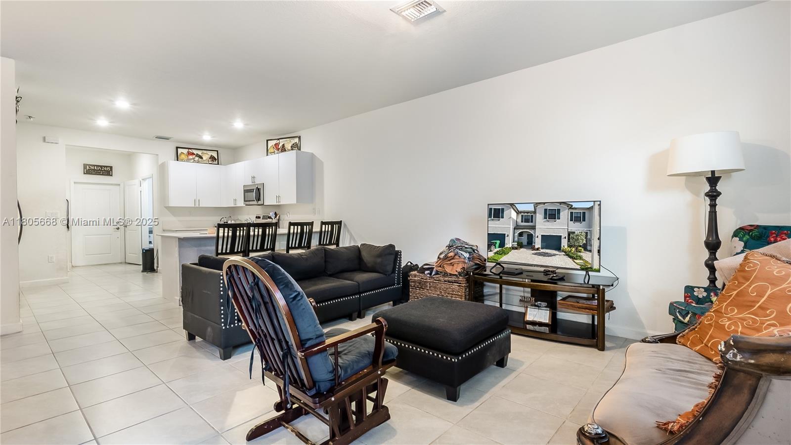 See details 12956 3 / 3 1927 sq. ft. $ 2025-08-19 0 Photo