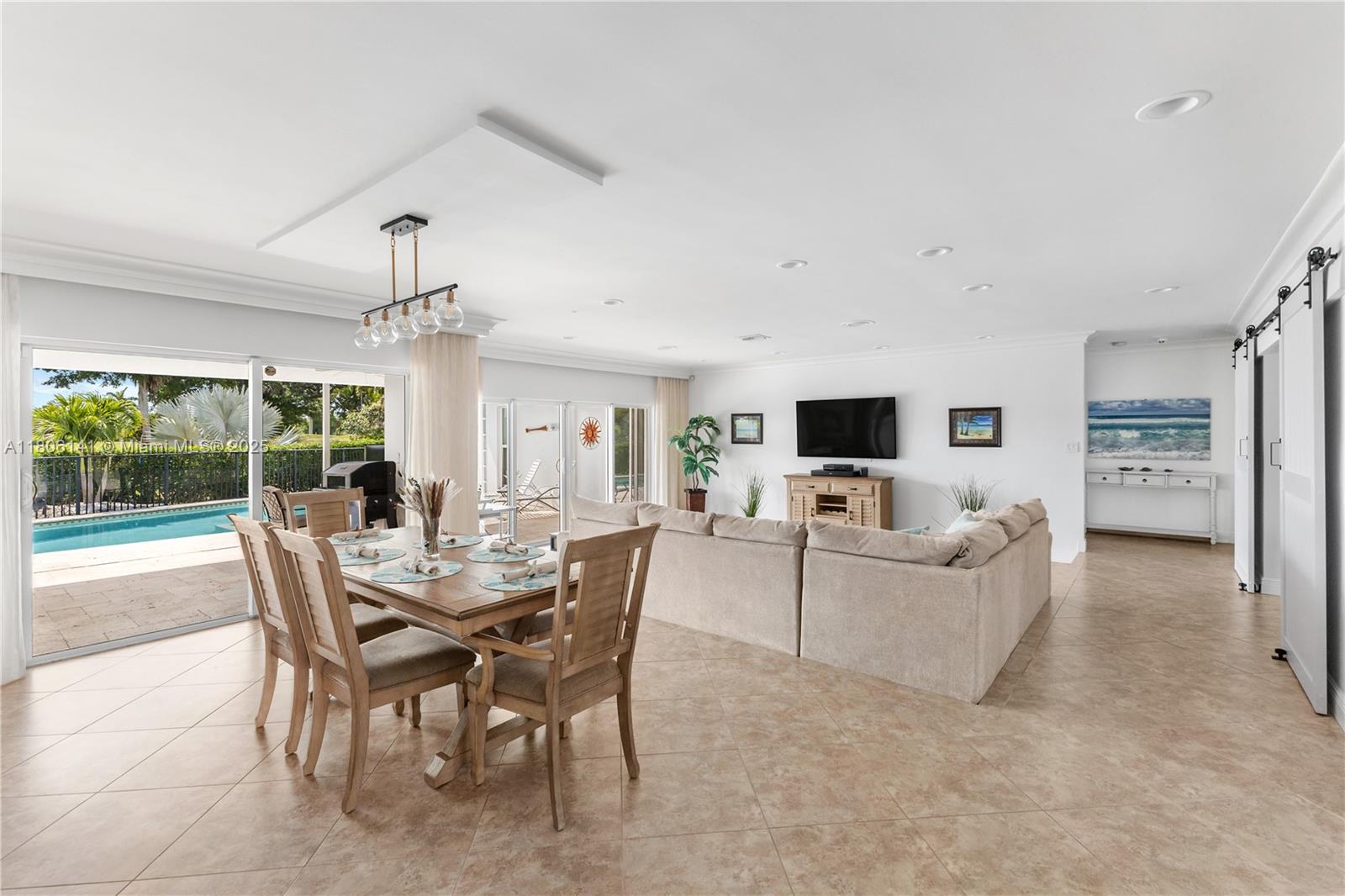 4902 3 / 3 2438 sq. ft. $ 2025-08-12 0 foto