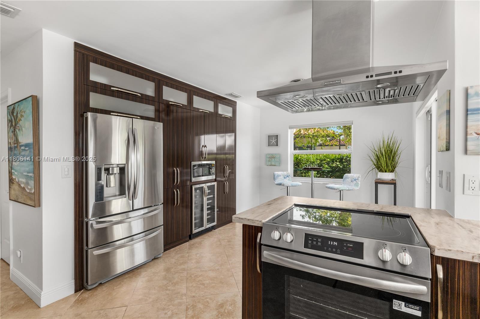 4902 3 / 3 2438 sq. ft. $ 2025-08-12 0 foto