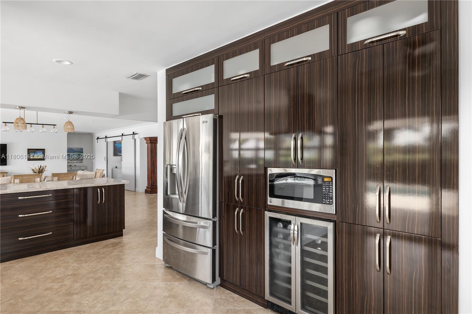 4902 3 / 3 2438 sq. ft. $ 2025-08-12 0 foto
