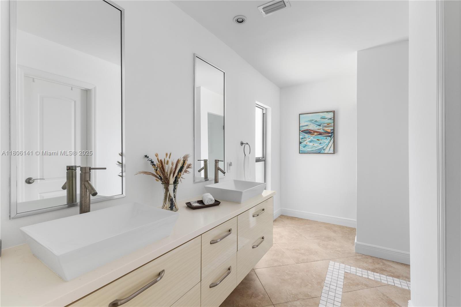 4902 3 / 3 2438 sq. ft. $ 2025-08-12 0 foto